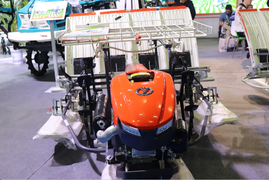 罗源农业机械中心开展农机安全宣传暨农业新机具推广活动